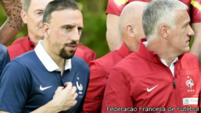 Ribéry, jogador francês, ao lado do técnico Didier Deschamps