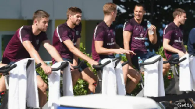 Seleção inglesa durante treinamento no Brasil