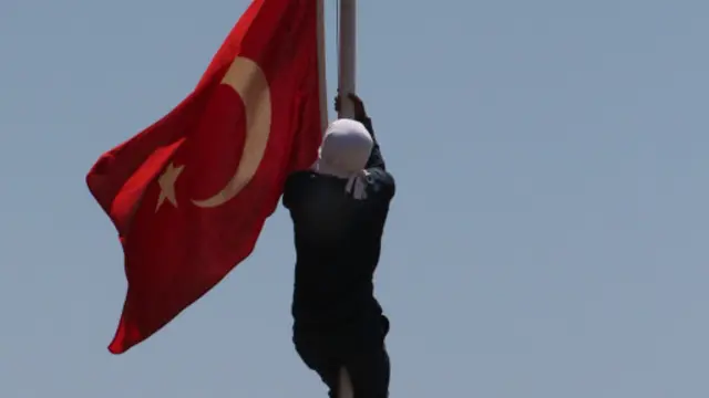 كيف ألهب محتج واحد مشاعر الأتراك نحو علم بلادهم - BBC News عربي