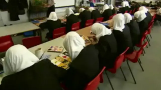 اس رپورٹ کے مطابق ایشائی اکثریتی علاقوں کے پانچ سکول بچوں کو مذہب کے تنگ نظر عقائد کے نفاذ اور شدت پسندی سے دور رکھنے میں ناکام رہے