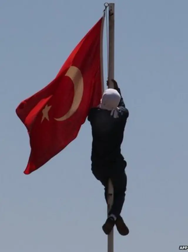 شاب يتسلق ساري وينزل علم