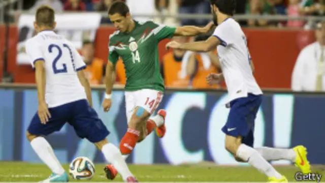 Chicharito, atacante do México, em lance no amistoso contra Portugal