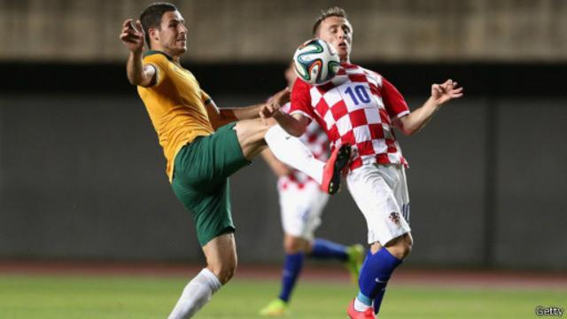 Luka Modric da Croácia disputa bola com jogador da Austrália em amistoso (Foto: Getty)
