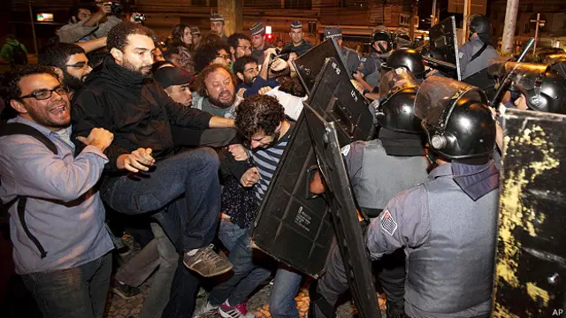 दंगा निरोधक पुलिस और हड़ताली मेट्रो कर्मचारियों में टकराव