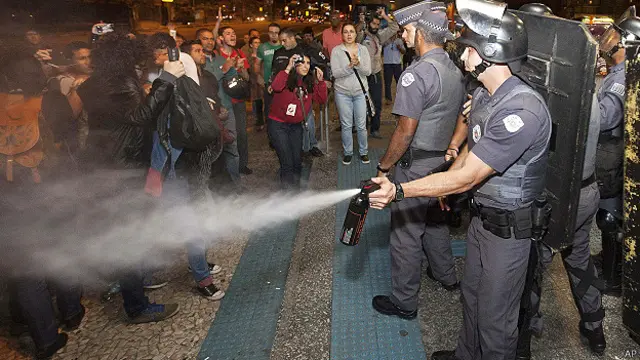 साओ पाओलो में प्रदर्शनकारियों पर काली मीर्च स्प्रे करती पुलिस