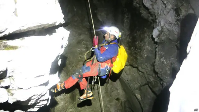 गुफा में उतरता एक राहतकर्मी