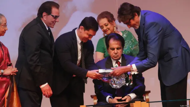 دلیپ کمار کی کتاب کا اجراء اداکار عامر خان اور امیتابھ بچن نے کیا۔ امیتابھ بچن دلیپ کمار کے زبردست مداح ہیں۔دونوں نے ساتھ میں صرف ایک فلم ’شکتی‘ میں کام کیا۔