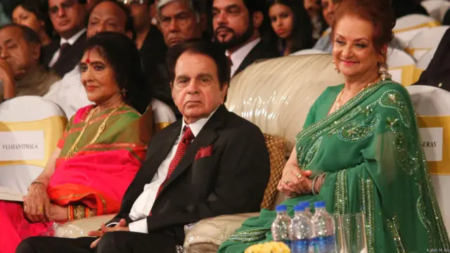 بالی وڈ کی معروف ہستی اور اداکار دلیپ کمار کی آپ بیتی پر مبنی کتاب کے اجراء کی افتتاحی تقریب کے موقع پر ممبئی میں ایک شاندار جلسہ منعقد کیا گیا جس میں فلمی دنیا کی بڑی شخصیات شریک ہوئیں۔ اس موقع پر تصویر میں دلیپ کمار اپنی اہلیہ سائرہ بانو کے ساتھ نظر آ رہے ہیں۔ دلیپ کی دوسرے جانب اداکارہ ویجنتي مالا بیٹھی ہوئی ہیں۔ وجنتي مالا اور دلیپ کمار نے ’نیا دور‘، ’مدھومتي‘ اور ’لیڈر‘ سمیت کئی فلموں میں کام کیا۔
کریڈٹ (تمام تصاویر: کبیر ایم علی) 