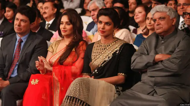  اس موقع پر اداکارہ مادھوری ڈکشت کے شوہر ڈاکٹر شری رام نینے، مادھوری ڈکشت، پرینکا چوپڑا اور نغمہ نگار جاوید اختر بھی تشریف لائے۔