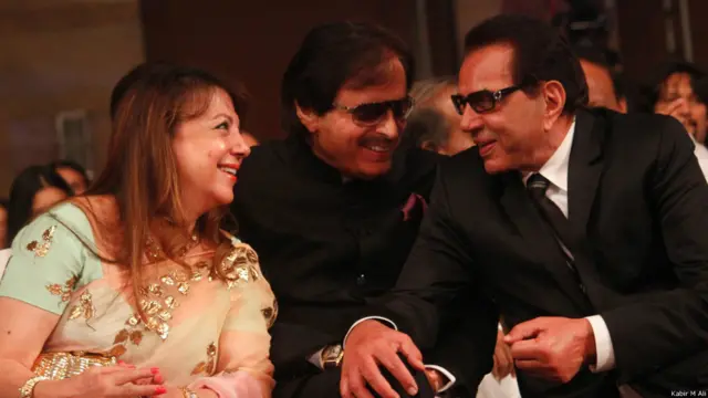  تقریب میں بالی وڈ کی نامور ہستیاں موجود تھیں انھیں میں سے اداکار سنجے خان اور ان کی بیوی زرين خان کے ساتھ دھرمیندر کو بھی دیکھا جا سکتا ہے۔ 