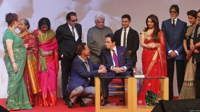 اس موقع پر معروف سکرپٹ رائٹر سلیم خان بھی موجود تھے جو سٹیج پر دلیپ کمار سے محو گفتگو دیکھے جا سکتے ہیں۔ 