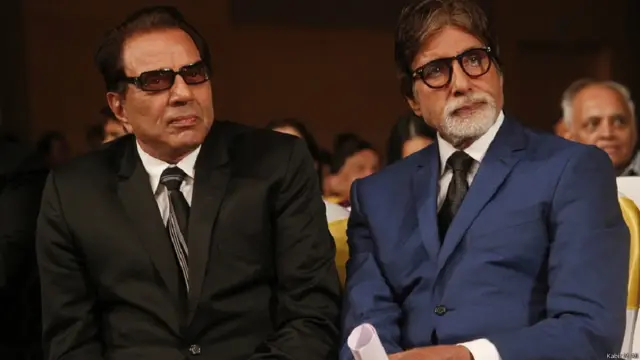  فلم شعلے کے ’جے‘ اور ’ویرو‘ فلمی دنیا کے ساتھ ساتھ حقیقی دنیا کے دوست دھرمیندر اور امیتابھ بچن بھی تقریب میں موجود رہے۔ 