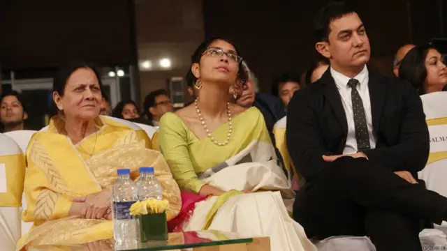 عامر خان اپنی اہلیہ کرن راؤ اور ماں کے ساتھ خصوصی طور پر تقریب میں شریک ہونے آئے۔