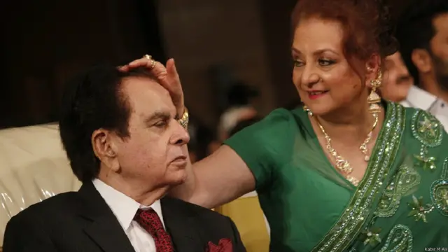 دلیپ کمار کے بال سنوارتی ان کی اہلیہ سائرہ بانو۔ دلیپ کمار کی زندگی پر یہ کتاب ان سے بات چیت اور انٹرویوز کی بنیاد پر نامور مصنف ادے تارا نائر نے لکھی۔ کتاب کا عنوان ہے ’سبسٹینس اینڈ دی شیڈو‘۔ 