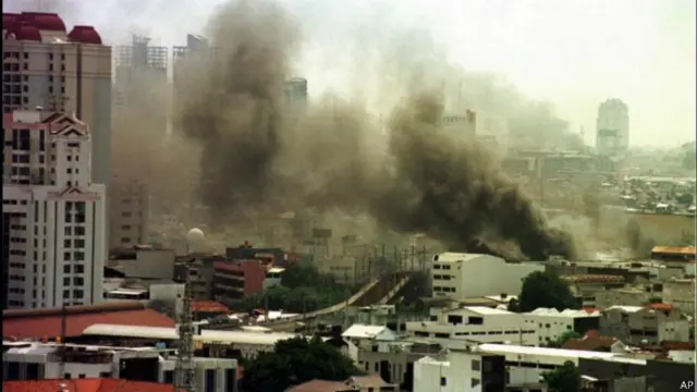 Kerusuhan Mei 1998. Para pegiat HAM sejak awal mendorong agar kasus dugaan pelanggaran HAM berat kasus penembakan mahasiswa Trisakti '98 diselesaikan peradilan HAM adhoc. 