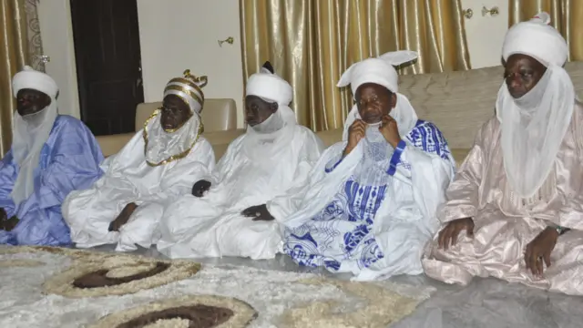 Hakimai a Masarautar Kano sun yi wa Sabon Sarki mubaya'a, bayan da aka rantsar da shi a matsayin Sarkin Kano na 14.