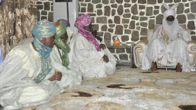 Sarkin Kano tare da Dan Rimin Kano da Bakin rawani da kuma daya daga 'ya'yan Marigayi Sarkin Kano kuma Hakimin Fagge, Alhaji Mahmud Ado Bayero.