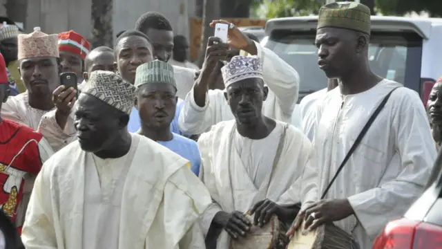 Mawakan fadar masarautar Kano, na murnar rantsar da sabon Sarki a ranar 9 ga watan Yunin, 2014.