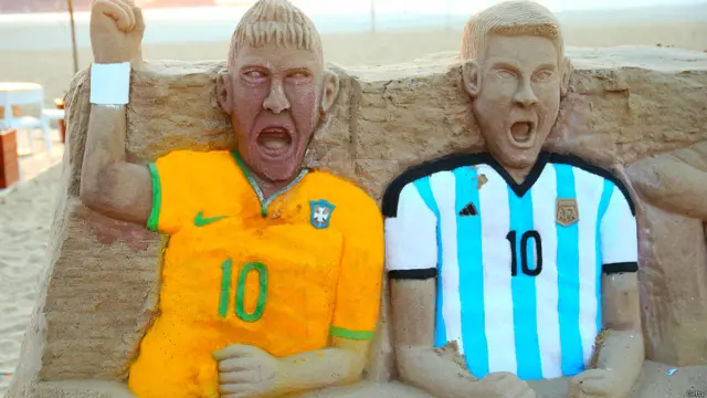 ارجنٹینا کے میسی اور برازیل کے نیمار مقامی لوگوں میں بے حد مقبول ہیں۔ بارسلونا کی طرف سے کھیلنے والے دونوں کھلاڑی ورلڈ کپ کے دوسرے راؤنڈ میں مدِ مقابل ہو سکتے ہیں۔