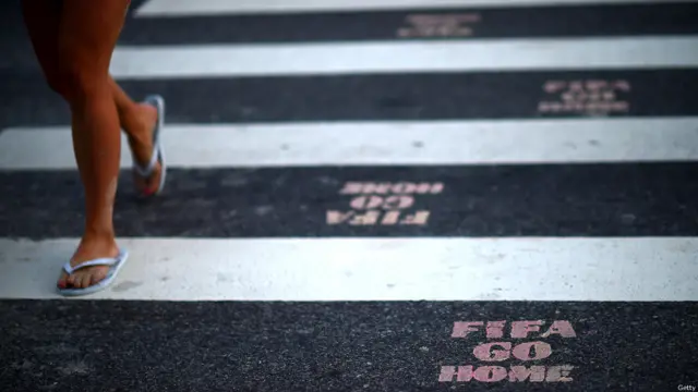 اس ٹورنامنٹ پر 11 ارب ڈالر لاگت آئی ہے اور کچھ عوامی حلقوں میں حکومت کے خلاف اتنی کثیر رقم خرچ کرنے پر غصہ بھی پایا گیا ہے۔ 