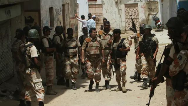 ایئرپورٹ سکیورٹی فورس کے کرنل طاہر کا کہنا تھا کہ دو حملہ آوروں نے فائرنگ کی، جس پر وہاں سے سو میٹر دور موجود اے ایس ایف کے جوانوں نے جوابی فائرنگ کی۔