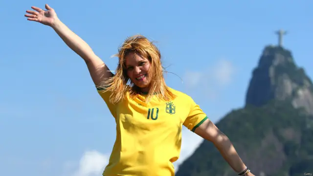 عام طور پر فیفا کسی بھی ملک میں ورلڈکپ کروانے کے لیے دس شہروں کا چناؤ کرتا ہے لیکن برازیل کے عوام کا فٹبال سے لگاؤ دیکھ کر فیفا نے خاص برازیل کے لیے اس پالیسی کو تبدیل کر کے شہروں کی تعداد 12 کر دی ہے۔ 