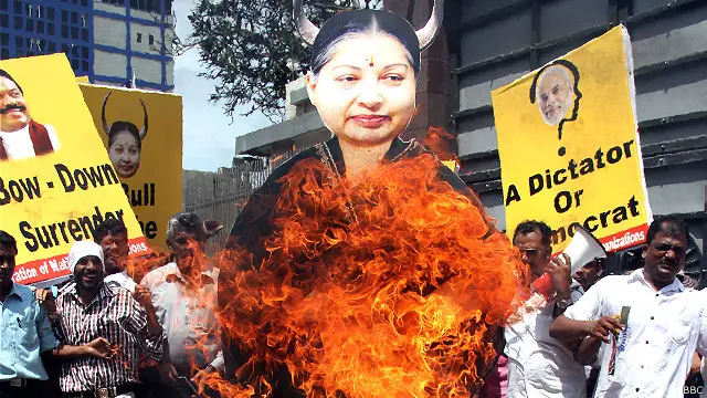 جے للیلتا کے مخالفین ان کے خلاف مظاہرے کرتے رہے ہیں اور ان پر متعدد الزامات لگاتے رہے ہیں