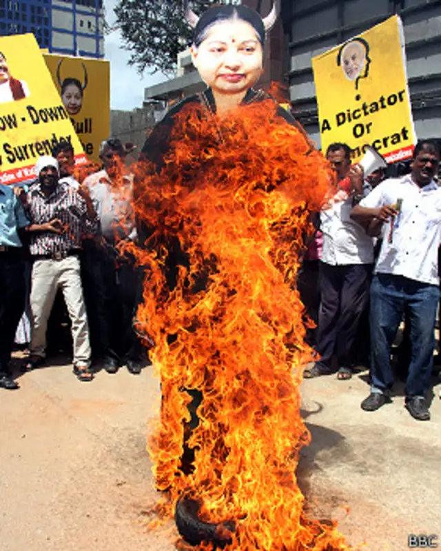 ජයලලිතාගේ රූපයක් ගිනි තබමින්