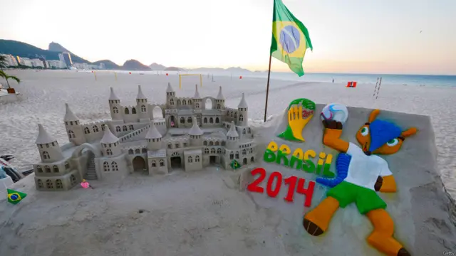 12 شہروں میں ہونے والے اس مقابلے میں 64 میچ کھیلے جائیں گے جس میں 12 اسٹیڈیموں میں 33 لاکھ لوگوں کی شرکت متوقع ہے۔