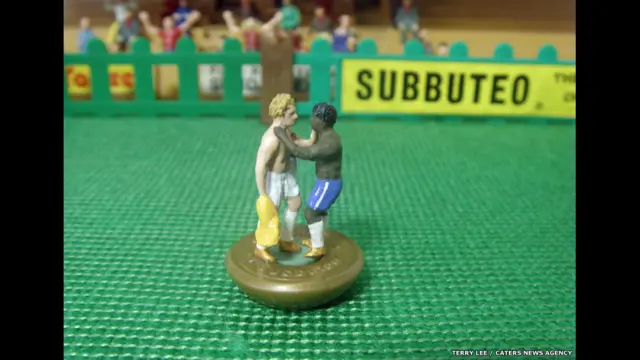 Bốn năm sau đó, cái ôm sau trận đấu giữa Pele và Bobby Moore sau khi Brazil hạ Anh 1-0 trong World Cup 1970 ở Mexico là một khoảnh khắc đáng nhớ khác được nghệ sỹ ghi lại.