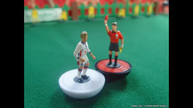 Trong World Cup 1998, cầu thủ David Beckham của Anh phải nhận thẻ đỏ ra khỏi sân do đá cầu thủ Diego Simeone của Argentina để trả thù một cú va chạm.