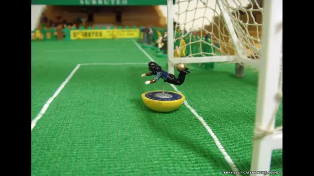 Ông Lee đầu tiên tìm cách dùng lại các bộ phận của những hình nộm nhỏ đã hỏng sau khi thấy hình mô hình cầu thủ được thực hiện theo yêu cầu của trò Subbuteo. Sau đó ông quyết định tái tạo 'Cú đá bò cạp' nổi tiếng của thủ môn Rene Higuita đội Colombia.