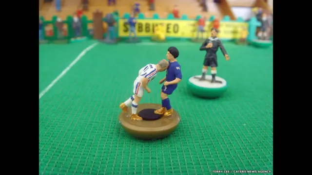 Nghệ sỹ Terry Lee đã thổi hồn vào hàng loạt khoảnh khắc tuyệt vời cũng như tai tiếng trong lịch sử World Cup, chẳng hạn như lúc đội trưởng của Pháp, Zinnedine Zidane húc đầu vào ngực Marco Materazzi của đội Ý trong trận chung kết World Cup 2006 ở Berlin.