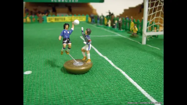 Một trong những vụ việc tai tiếng nhất lịch sử World Cup là khi Diego Maradona của Argentina dùng tay ghi bàn khi nhảy ra tranh bóng trước thủ môn Peter Shilton của Anh trong trận tứ kết ở Mexico City. Các nhà chức trách lúc đó đã không phát hiện ra lỗi và bàn thắng được công nhận. Còn Maradona sau đó nói với phóng viên, ông được 'bàn tay Chúa' giúp đỡ.