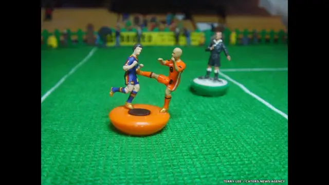 Va chạm giữa đội Hà Lan và Tây Ban Nha năm 2010 trong trận chung kết. Nigel de Jong chỉ phải nhận thẻ vàng sau cú đá cao chân vào ngực cầu thủ Tây Ban Nha Xabi Alonso. Cú đá lộ liễu đến nỗi một bình luận viên gọi đó là "cú đá karate".