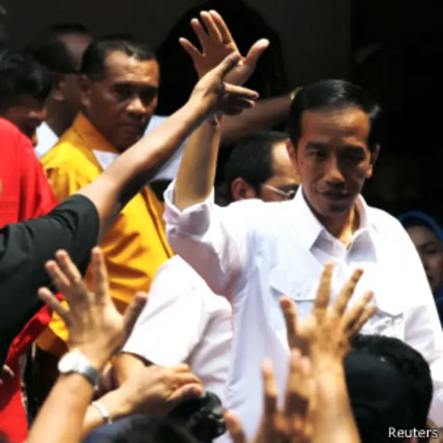 Jokowi yang berasal dari sipil dianggap lebih dekat dengan rakyat.