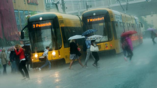 Люди под дождем в Дрездене