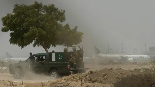 فائرنگ کی اطلاع ملنے کے بعد جائے وقوعہ کے قریب واقع کراچی کے ہوائی اڈے پر پروازوں کی آمدورفت کا سلسلہ بھی معطل کر دیاگیا اور صورتحال قابو میں آنے کے بعد ایئرپورٹ کو کھول دیا گیا۔