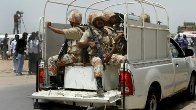 پاکستانی فوج کے شعبۂ تعلقاتِ عامہ کے سربراہ میجر جنرل عاصم باجوہ نے ٹوئٹر پر اپنے پیغام میں کہا ہے کہ حملہ آوروں کی تعداد تین سے چار تھی جنھوں نے اے ایس ایف کے کیمپ کے قریب فائرنگ کی۔