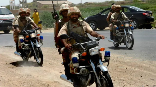 پاکستان کے سب سے بڑے شہر کراچی میں 48 گھنٹوں میں شدت پسندوں نے دوسری بار حملہ کیا ہے اس بار ان کا نشانہ اے ایس ایف کے اہلکار تھے۔