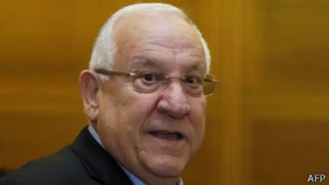 74 سالہ رولِن فلسطینی ریاست کے مخالف ہیں اور مغربی کنارے میں یہودی بستیوں کے حامی ہیں