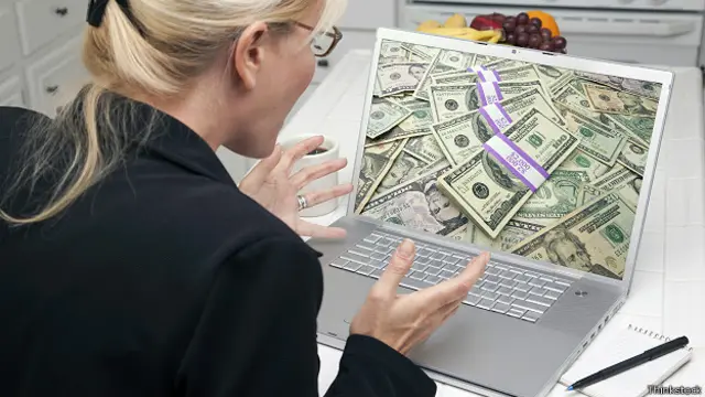 Женщина с ноутбуком с деньгами на экране