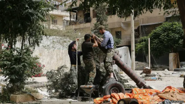 يسعى تنظيم "داعش" إلى السيطرة على مناطق تنشط فيها "جبهة النصرة". 