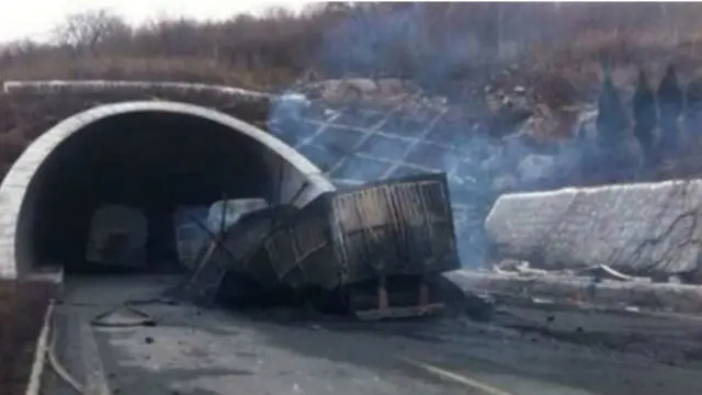 中国国务院对晋济高速“3•1”危化品燃爆事故作出处理，这是事故发生后的隧道口。