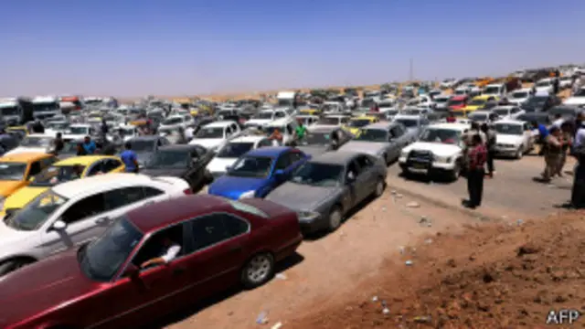 ထွက်ပြေးလာကြသူတွေရဲ့ ယာဉ်တန်း။