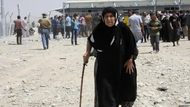 ادت سيطرة تنظيم داعش على المدينة الى نزوح أعداد هائلة من السكان الى خارجها.