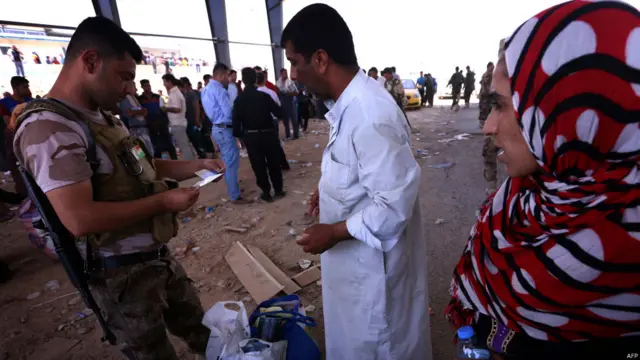 فر الكثير من سكان الموصل بالقليل من أمتعتهم الى المناطق الكردية شمالا.