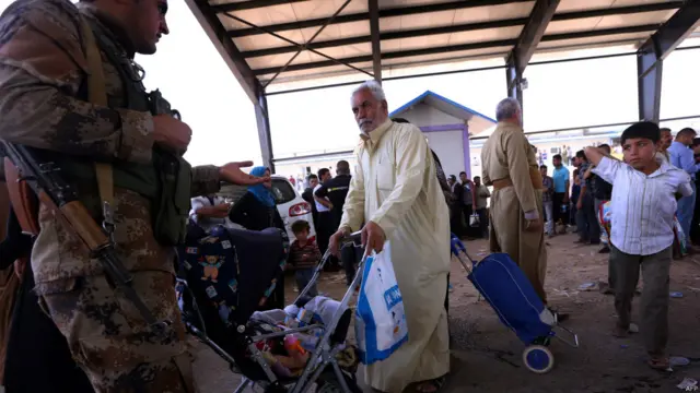 نقطة التفتيش الكردية التي لجأ إليها الفارون من المعارك تبعد نحو 40 كيلومترا غرب مدينة أربيل.