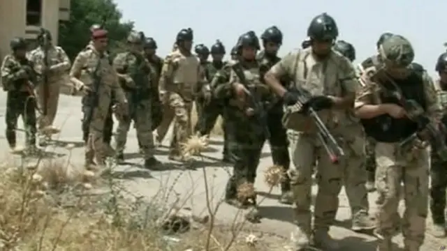 جنود الجيش العراقي يتأهبون لأخذ مواقعهم ومواجهة مسلحي تنظيم داعش في الموصل.