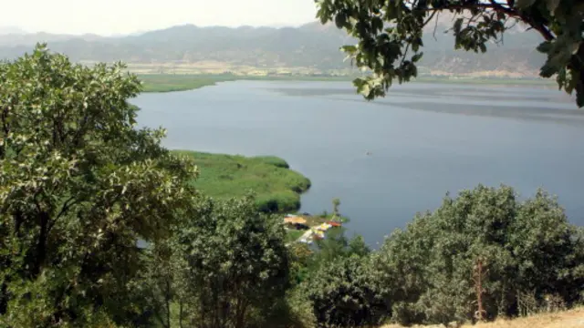 تالاب آب شیرین زریوار